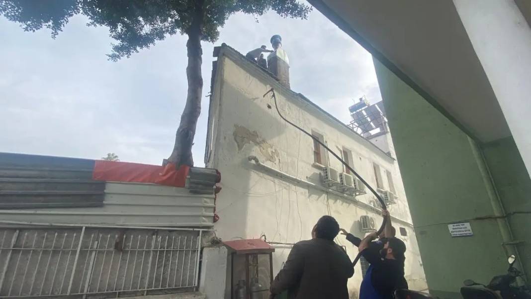Restoran Bacası Kaleiçi’ni Dumana Boğdu! 1